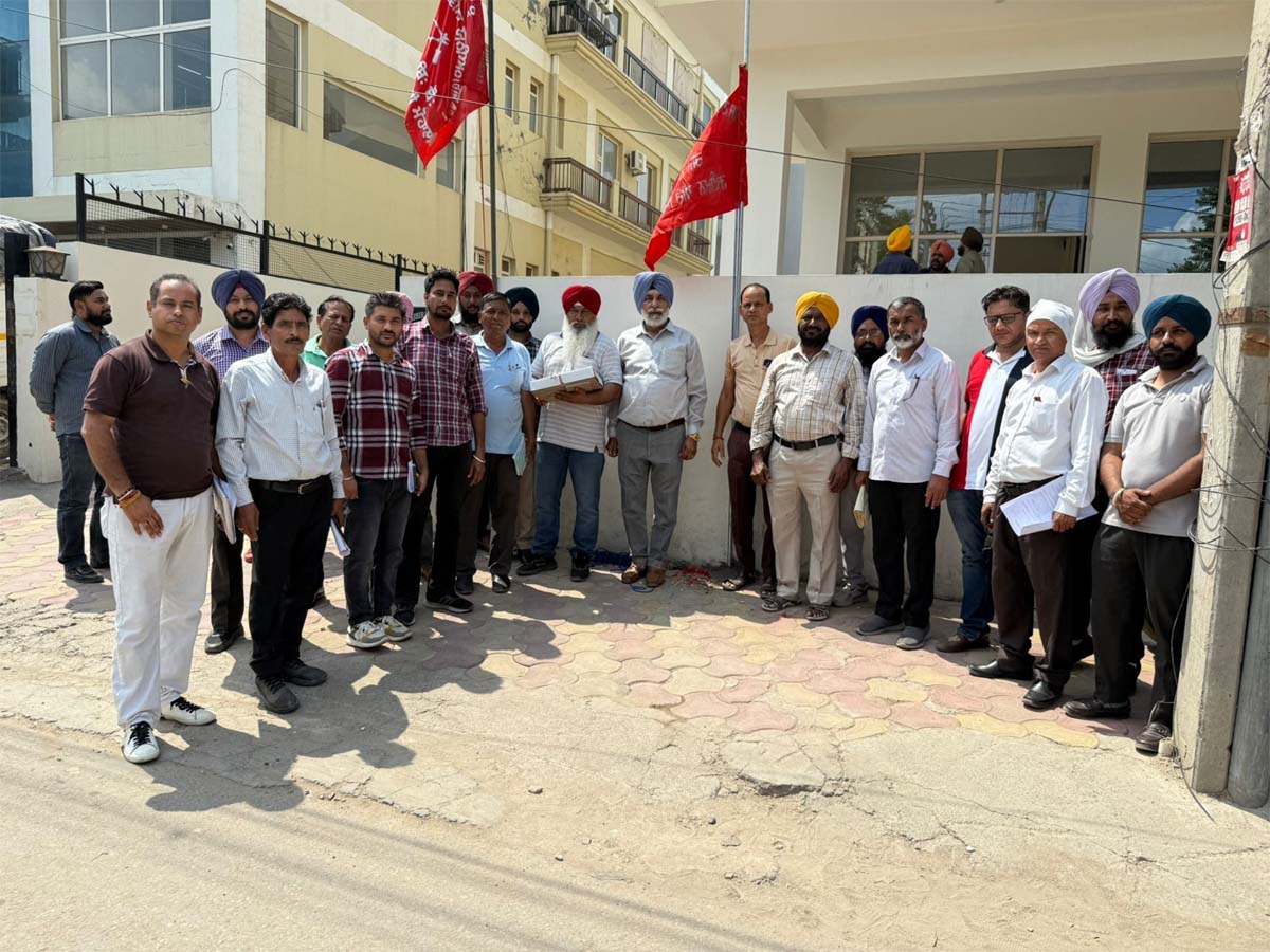Federation AITUC Punjab hoisted the flag of the organization in front of Aero City Division Sector 82 office.